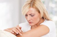 از بین بردن تیرگی آرنج با درمان‌های خانگی، لایه‌برداری و مرطوب کننده‌ها