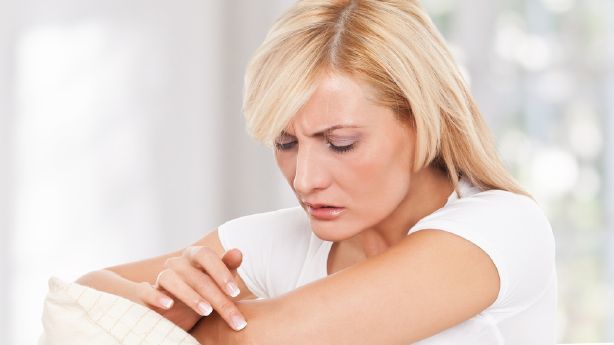 از بین بردن تیرگی آرنج با درمان‌های خانگی، لایه‌برداری و مرطوب کننده‌ها