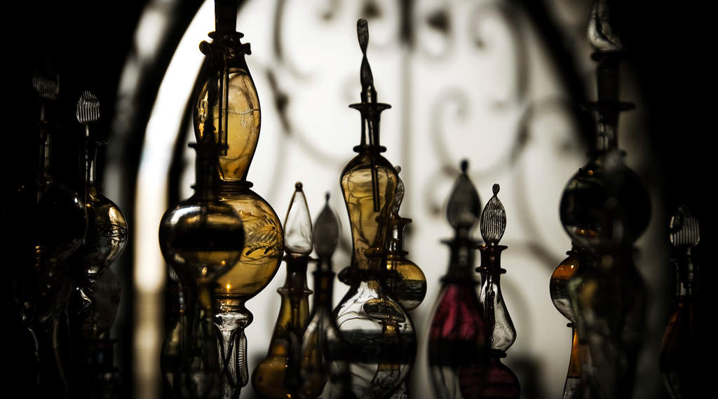 تاریخچه استفاده از عطر و ادکلن از دوران باستان تاکنون