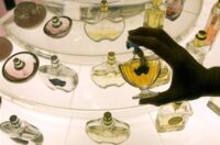 در سه مرحله عطر اصل را از عطر تقلبی تشخیص دهید