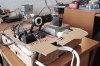 ربات در جعبه پیتزا که از لیزر برای دنبال کردن طعمه و شلیک کردن به آن استفاده می کند