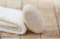 کاربردهای سنگ پا به عنوان یک ابزار مراقبت پوست و روش استفاده از آن