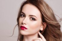 خانم‌هایی که پوست روشن دارند چگونه باید لباس بپوشند و آرایش کنند؟