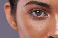 چگونه روزنه‌های پوست را تخلیه، پاکسازی و کوچک کنید؟
