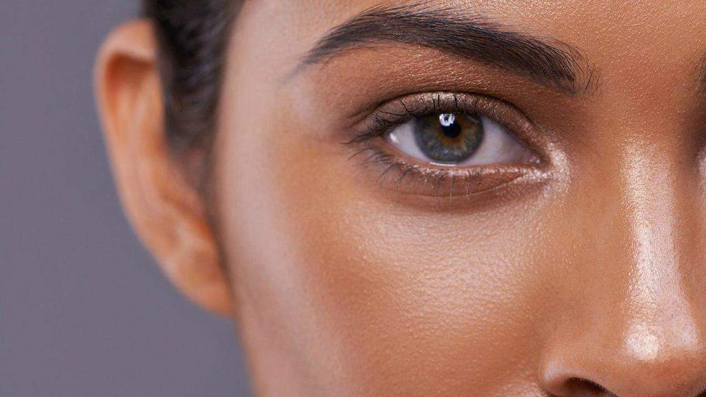 چگونه روزنه‌های پوست را تخلیه، پاکسازی و کوچک کنید؟
