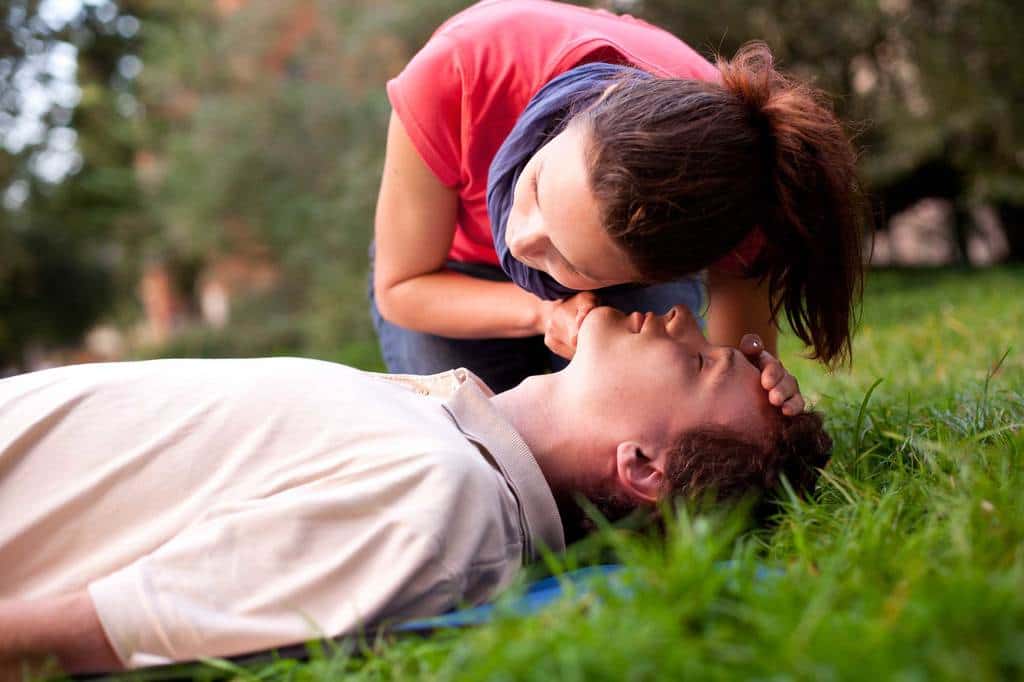 آموزش CPR یا احیای قلبی ریوی به صورت تصویری و مرحله به مرحله