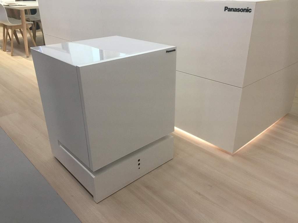 یخچال هوشمند Panasonic با صدا کردن به نزد شما میآید