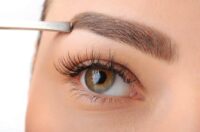 ابروهای خالی و کم پشت خود را به این روش آرایش کنید