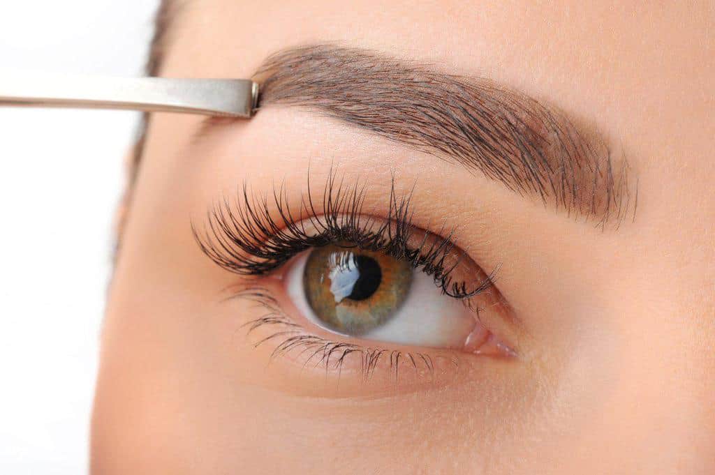 ابروهای خالی و کم پشت خود را به این روش آرایش کنید