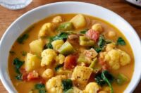 خورش کاری با سبزیجات و نخود