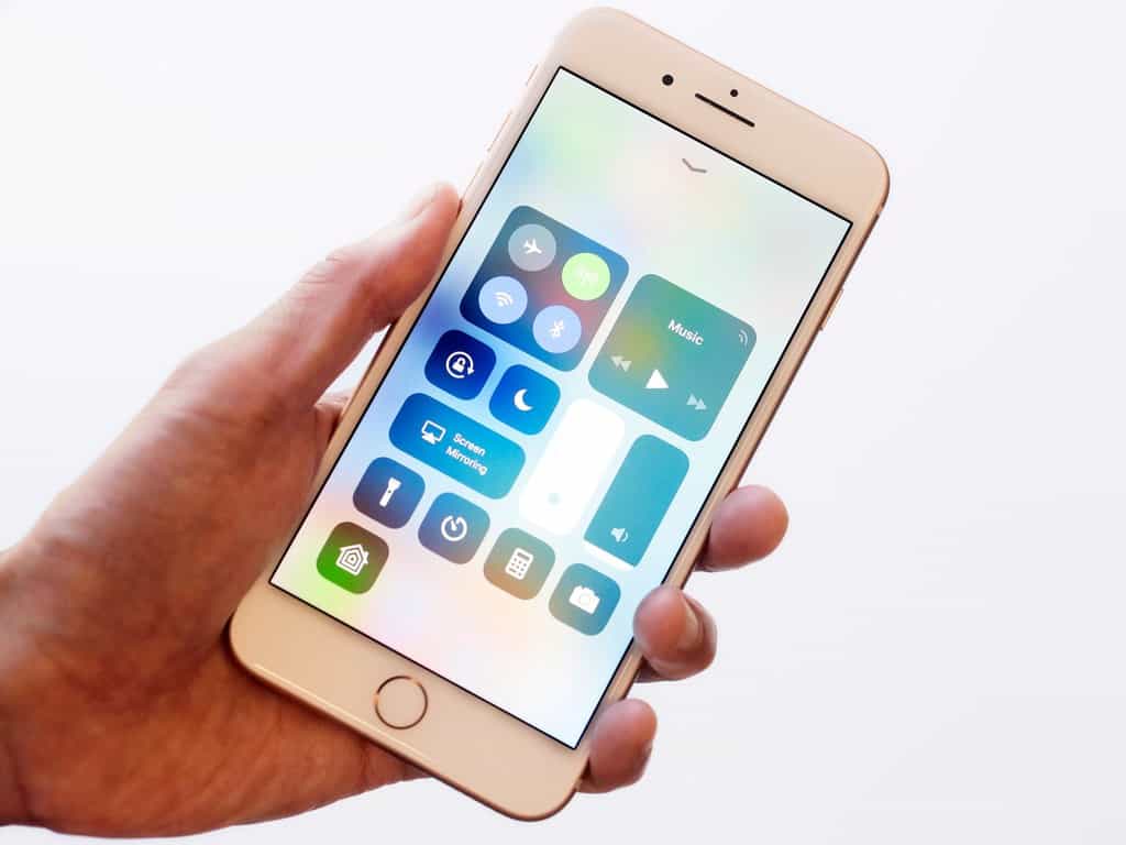 چگونه در سیستم عامل جدید iOS 11 دسترسی به وای فای و بلوتوث را قطع کنیم؟