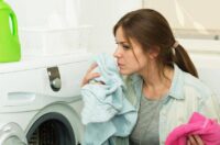 چگونه بوی رطوبت و نم‌زدگی را در لباس‌ها از بین ببریم؟