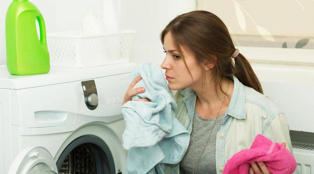 چگونه بوی رطوبت و نم‌زدگی را در لباس‌ها از بین ببریم؟