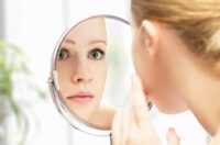 جوش‌های روی چانه چرا به وجود می‌آیند و چرا از بین نمی‌روند؟