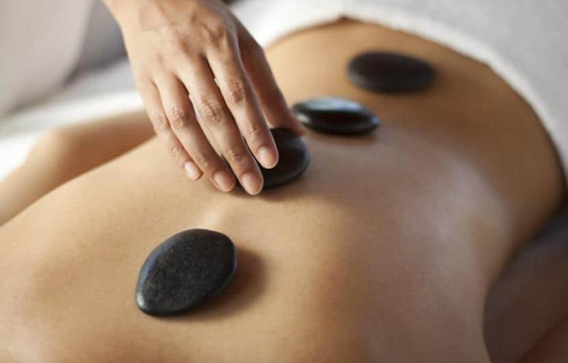 ماساژ سنگ داغ چیست و چه فوایدی برای سلامتی دارد؟