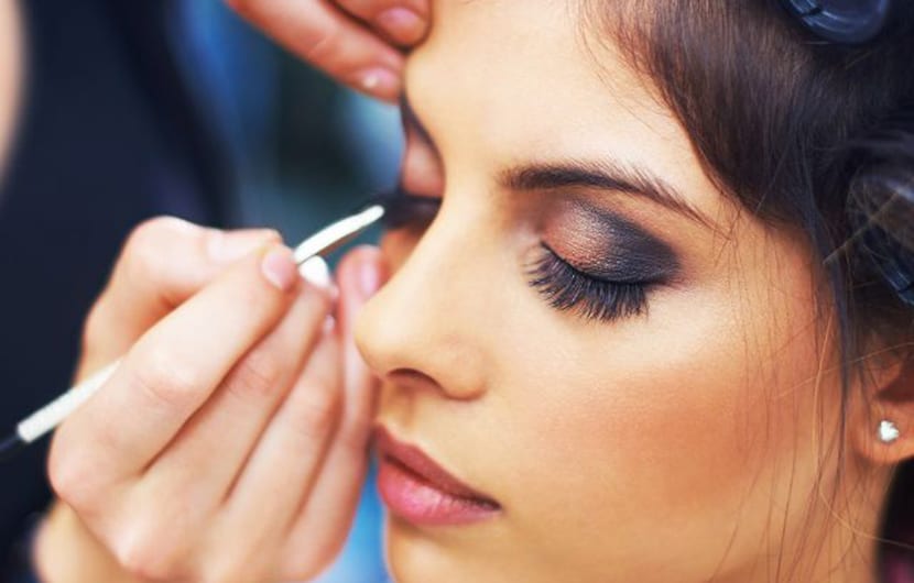 خط چشم از چه چیزی ساخته می‌شود؟ ترفندهایی برای کشیدن خط چشم مایع