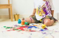 لکه شمع و رنگ را به این روش از روی لباس‌ها پاک کنید