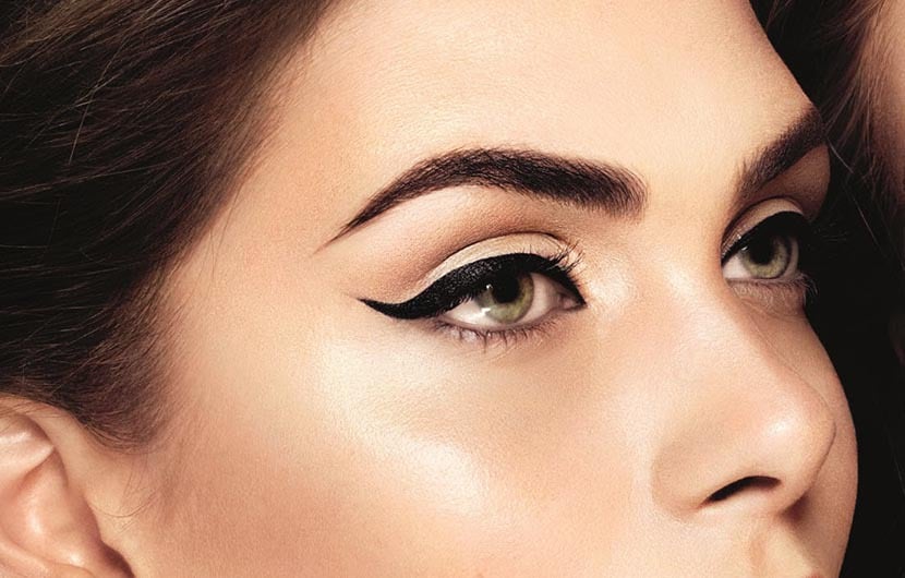 چند نکته و ترفند ساده برای کشیدن خط چشم دنباله دار زیبا و بی‌نقص