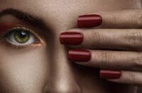 بهترین رنگ لاک برای پوست تیره چیست؟ کارشناسان آرایشی پاسخ می‌دهند