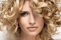 جدیدترین و زیباترین مدل‌های مو برای آرایش موهای فر و حالت دار طبیعی