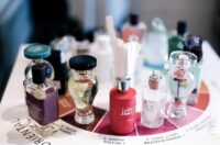 چرا عطر شما ماندگاری کافی ندارد؟ دوام رایحه عطر به چه عواملی بستگی دارد؟