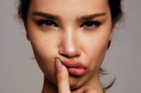 از لب‌های خشک چطور مراقبت کنیم؟ آیا لایه برداری لب می‌تواند مضر باشد؟