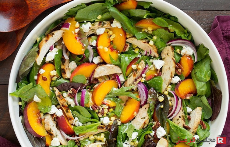 سالاد هلو با مرغ کبابی و سس مخصوص عسلی