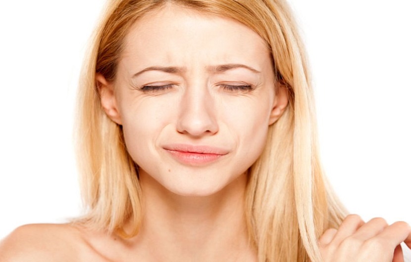 لرزش لب پایین نشانه چیست