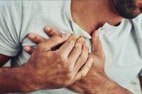 درد سمت راست قفسه سینه چه عللی دارد و چه موقع خطرناک است؟