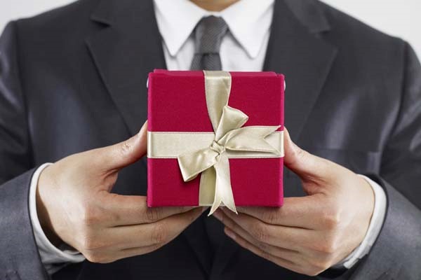 بهترین هدیه برای رییس مرد؛ 9 ایده خاص و کاربردی کادو برای همکار مرد