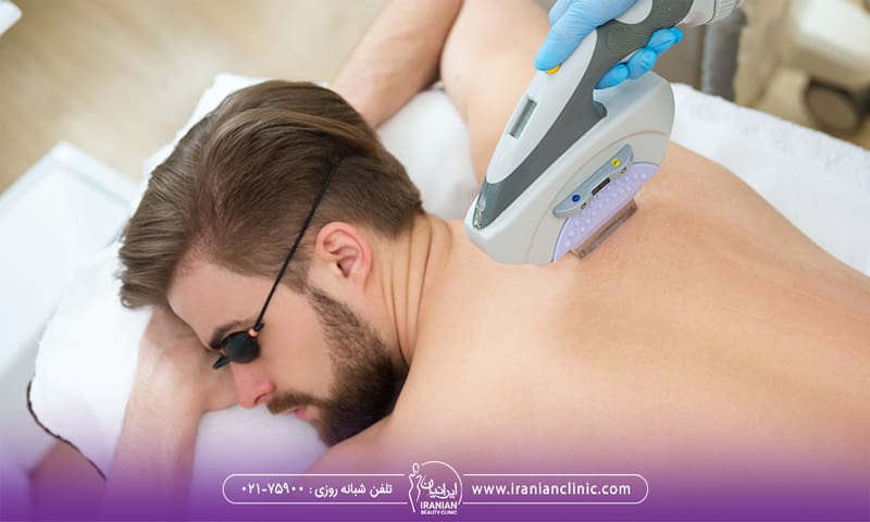 اپراتور لیزر در حال لیزر کردن کتف و پشت مرد