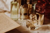 راز رایحههای ماندگار: ترکیبات شیمیایی شگفتانگیز در عطرها