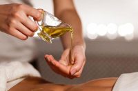 نحوه ماساژ روغن در ناف برای یبوست و معرفی بهترین روغن ها