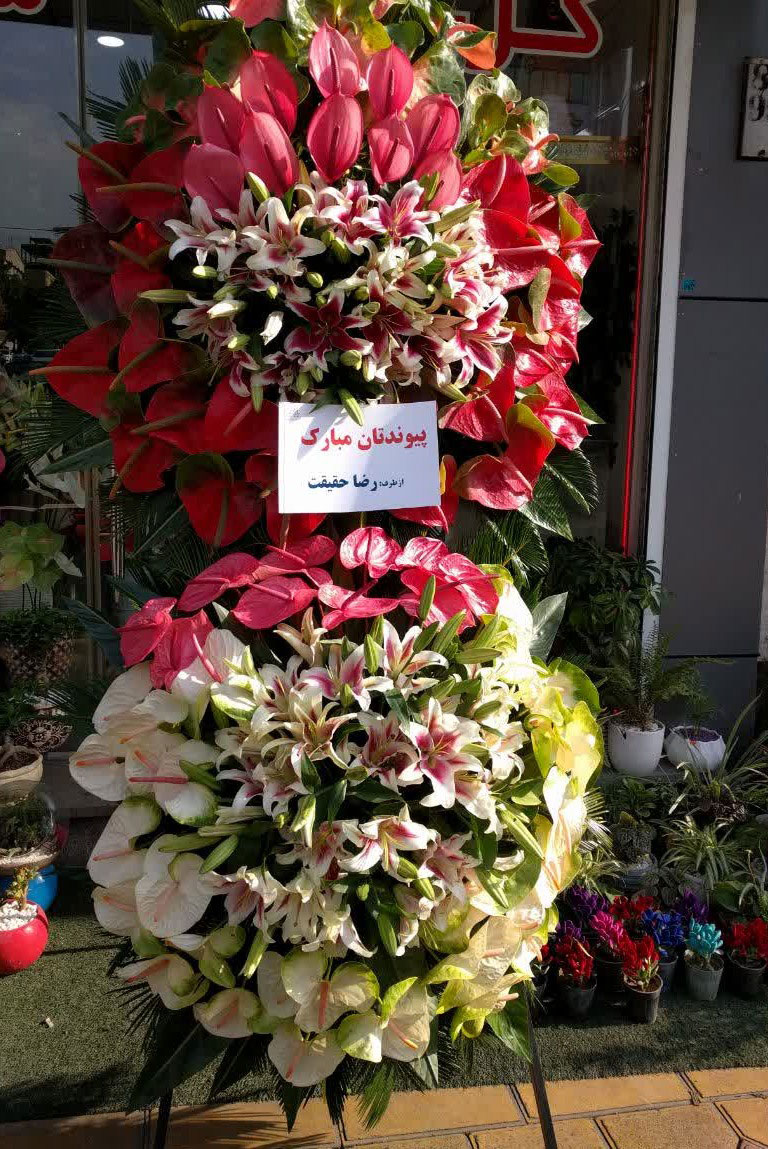 تاج گل افتتاحیه رد مگ