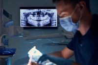 عوارض ایمپلنت دیجیتال چیست؟ (بررسی معایب، درد و خطرات)