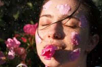 گلاب راز طبیعی شادابی و زیبایی صورت